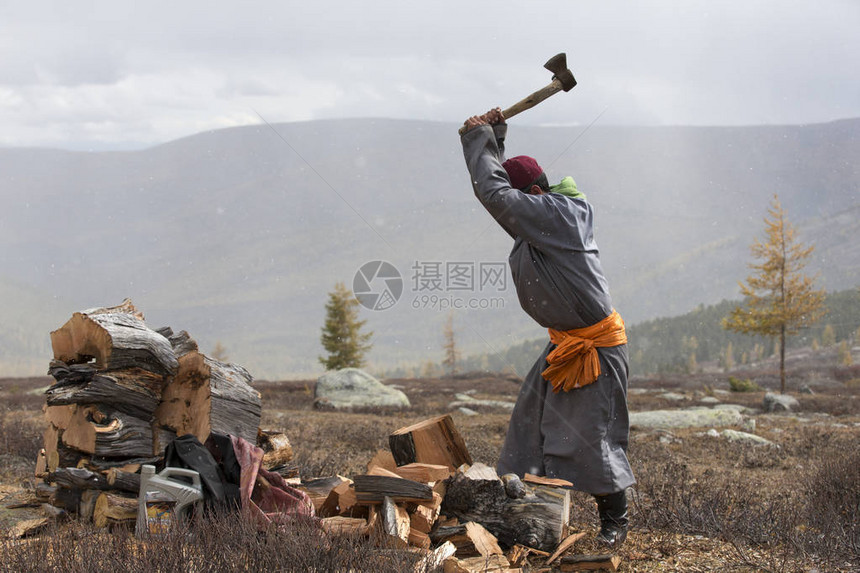 草原上用砍柴的蒙古游牧民族图片