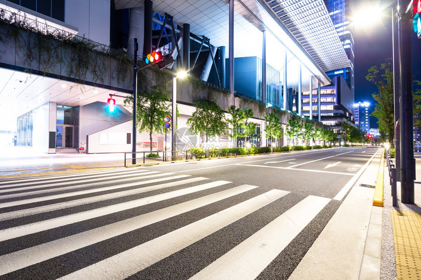 夜间在东京市中心的公路交图片