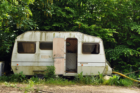 老腐烂和废弃的大篷车图片
