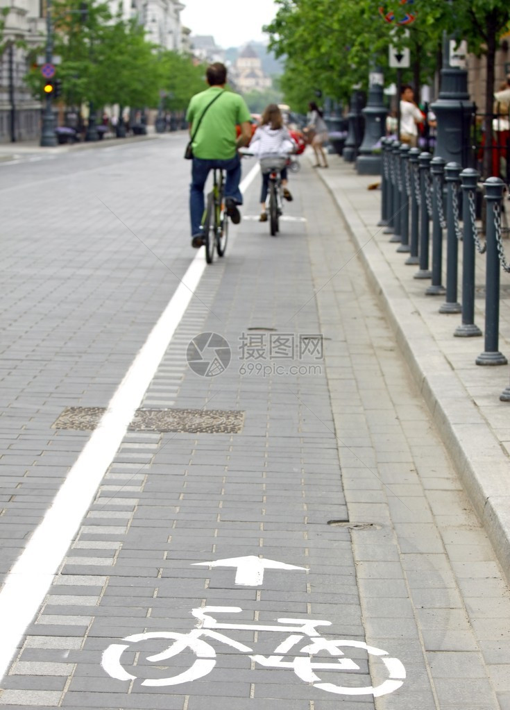 自行车路有自行车标志和模图片