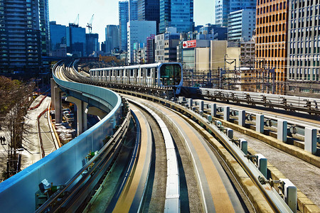 火车在日本东京的悠里图片