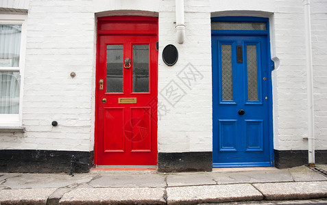 英国康沃尔郡福伊历史渔村的两扇相似的门背景图片