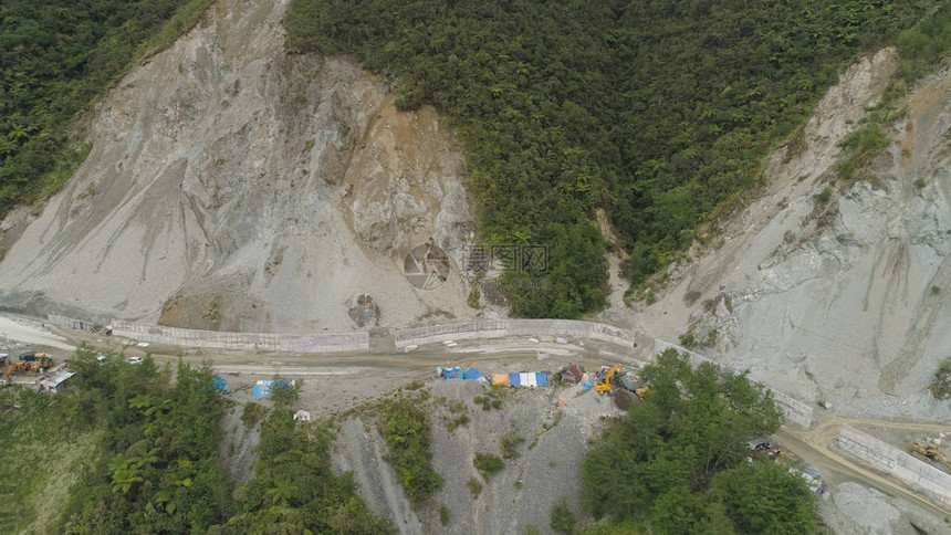 在山区省建设防止落石和滑坡的防护屏障重型机械在山路建设中的鸟瞰图水泥图片