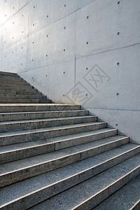 混凝土墙前的灰色花岗岩楼梯图片