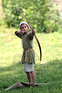 有弓箭的中世纪男孩图片