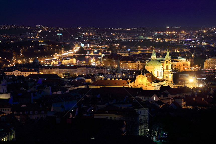 夜冬天布拉格市与圣尼古拉斯大教堂图片