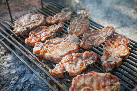 美味烤肉烧烤室外准备食物图片