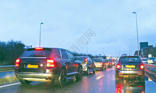荷兰风暴和雨季的交通堵塞造成荷图片
