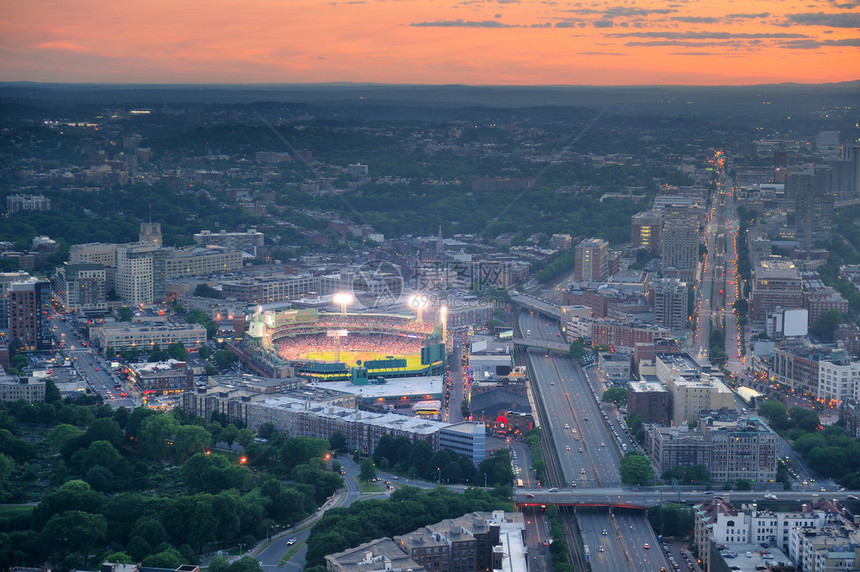 在日落时波士顿的空中观察与城市图片