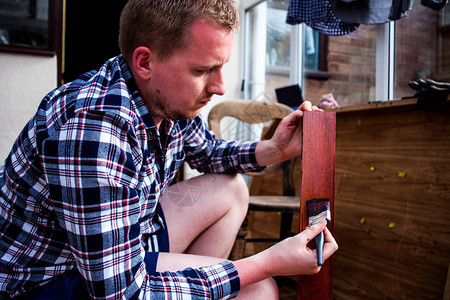 画旧的木制家具管家用画笔木板装修和装修概念年轻人背景图片