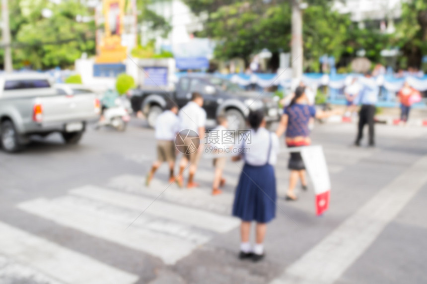 模糊的学童过马路的摘要图片