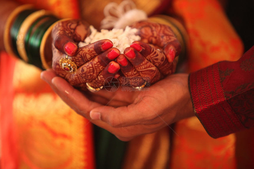 在印度教婚礼的传统仪式中新郎图片