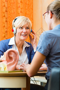 老年妇女或有听力问题的女养老金领取者进行听力测试图片