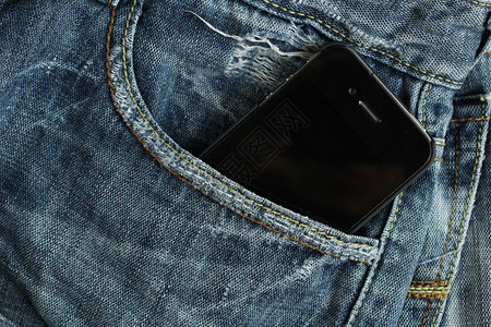 牛仔裤口袋里的智能手机图片