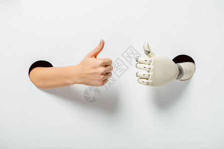 女和机器人通过白色的洞露出拇图片