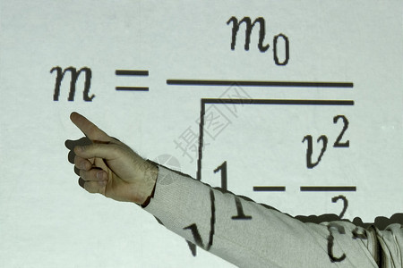 物理课老师的手指向屏幕上显示的物理配方公式是插画