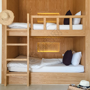 干净的宿舍房间配有木制双层床图片