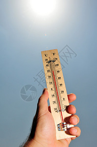 温度计在热浪期间显示高温图片