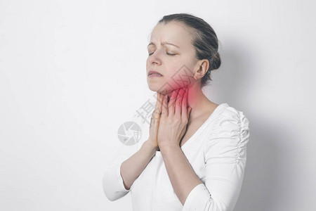 心绞痛一个女人捂着喉咙痛发炎的甲状腺背景图片