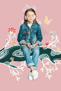 戴耳机的可爱小女孩坐在魔图片