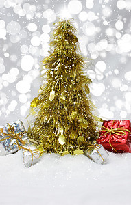金属丝圣诞树和雪中的礼物背景图片