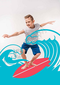 微笑的男孩假装是冲浪者用冲浪背景图片