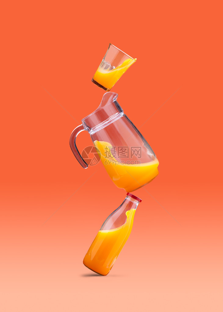 不同容器中的橙汁保持平衡图片