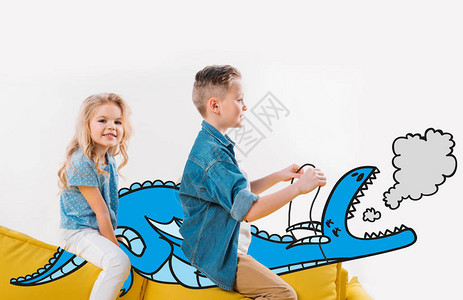 坐在沙发上骑着蓝龙的快乐兄弟姐妹设计图片