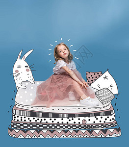 穿粉红裙子的可爱小公主坐在枕头豆子和图片