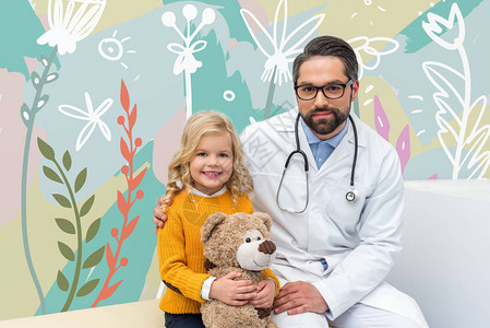 与小女孩和她的泰迪熊在诊所沙发图片
