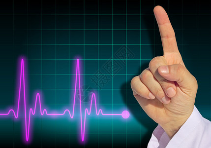 医生在显示健康危害的背景中用心率监测器对心脏图片