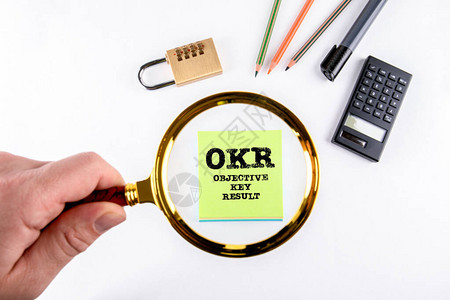 OKR目标关键结果商业目标和开发概念手持放图片