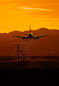 日落时乘飞机降落在拉斯维加斯的内华达州景图片