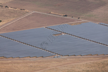 赞斯卡太阳能发电厂的航拍照片许多太阳能电池板在农村从上面欧盟保加利亚卡赞勒克附插画