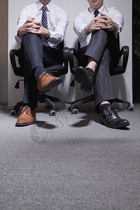 两个商人双腿交叉坐下低段图片