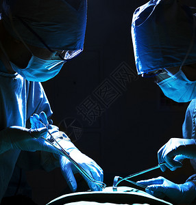 外科医生拿着手术设备病人图片