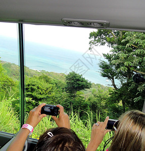 观光客搭乘旅游巴士从公共汽车上背景图片
