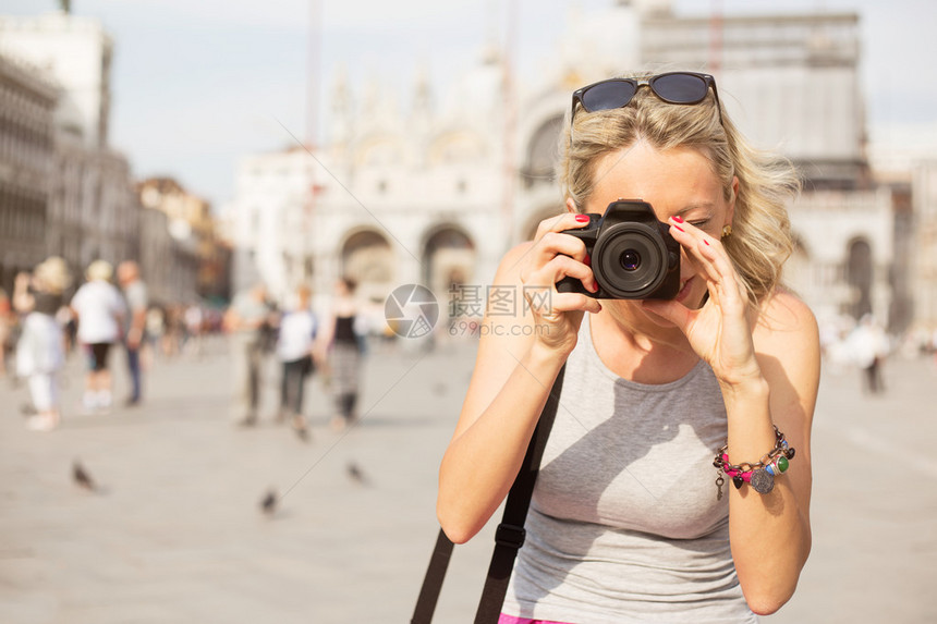 游客在威尼斯拍照图片