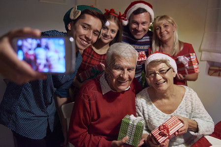 圣诞节有礼物的幸福家庭高清图片