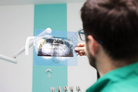 牙医分析牙齿的x射线图片