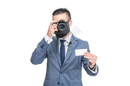 灰色西装商人拍摄空白卡片照图片