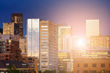 丹佛科罗拉多市中心的天线大楼和阳光的温暖光芒照图片