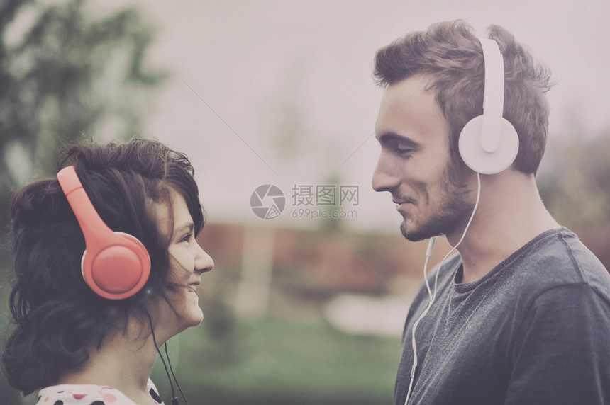 夫妇在耳机上听音乐图片