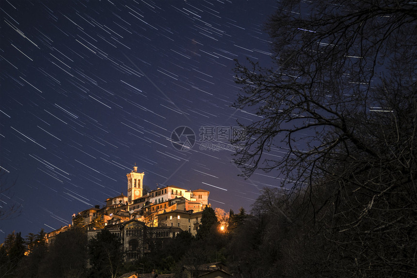 意大利隆巴迪Lombardy秋夜的瓦雷斯圣图片