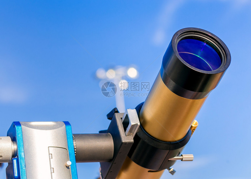 蓝天的业余太阳能望远镜科学爱好的图片