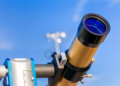 蓝天的业余太阳能望远镜科学爱好的背景图片