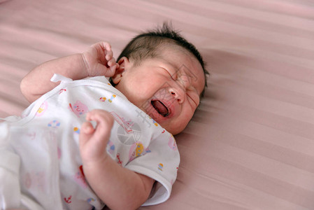 亚洲新生婴儿哭泣图片