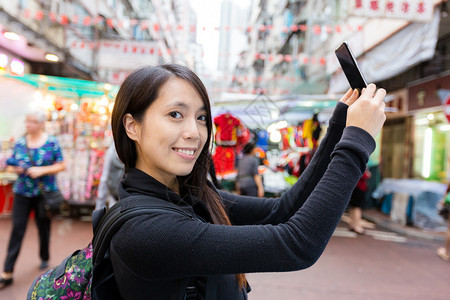 女子在香港庙街自拍图片