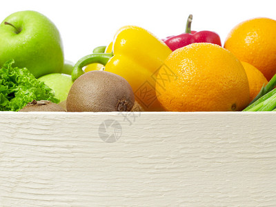 木箱上的水果和蔬菜特写图片