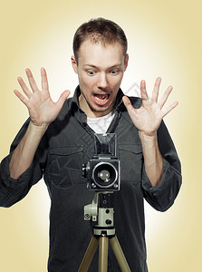 年轻摄影师的中度摄像头背景图片